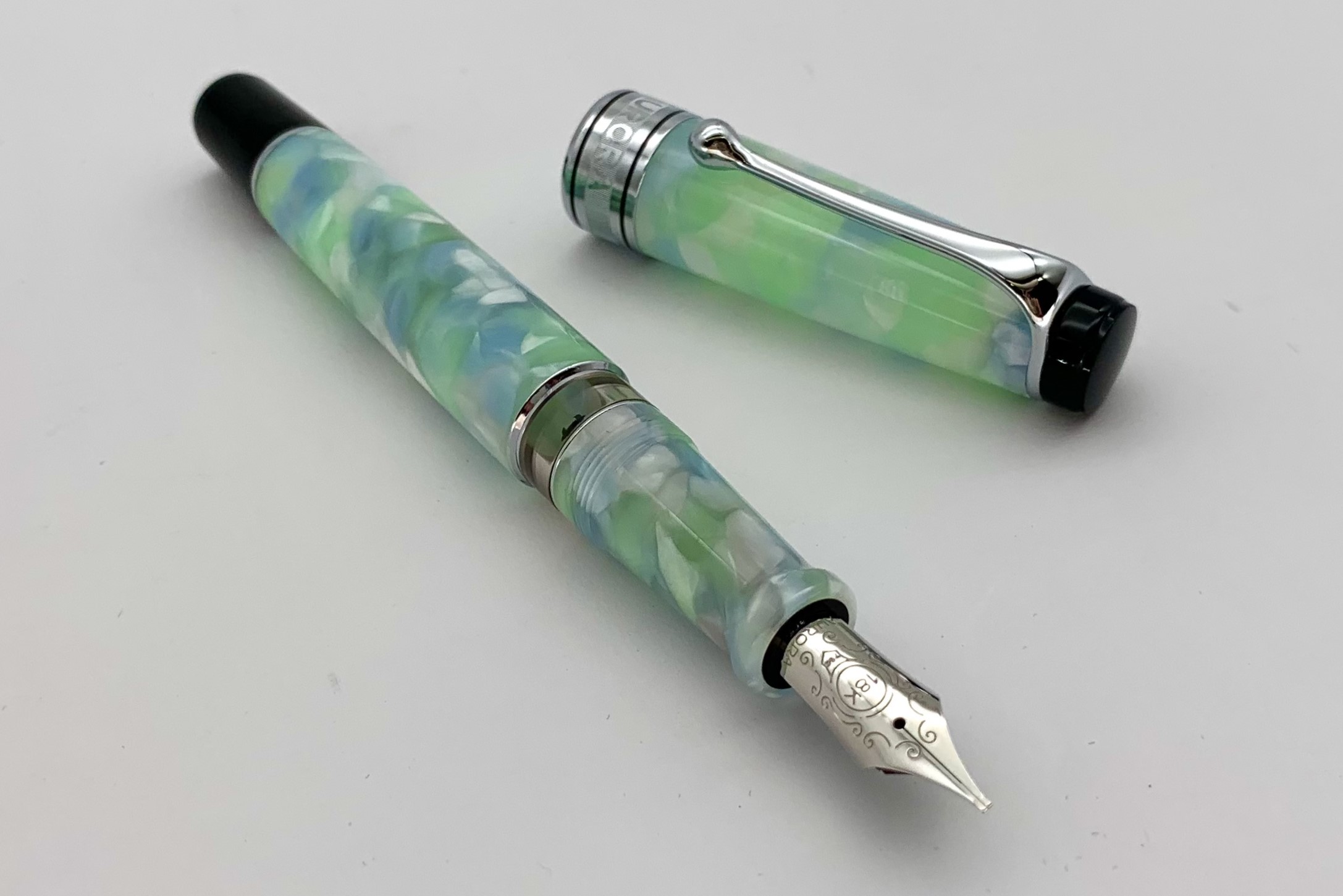 AuroraLimitedEditionOptimaCaleidoscopioLuceVerdeFountainPen_E